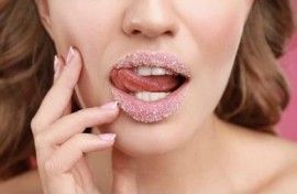 girl-with-lip-scrub